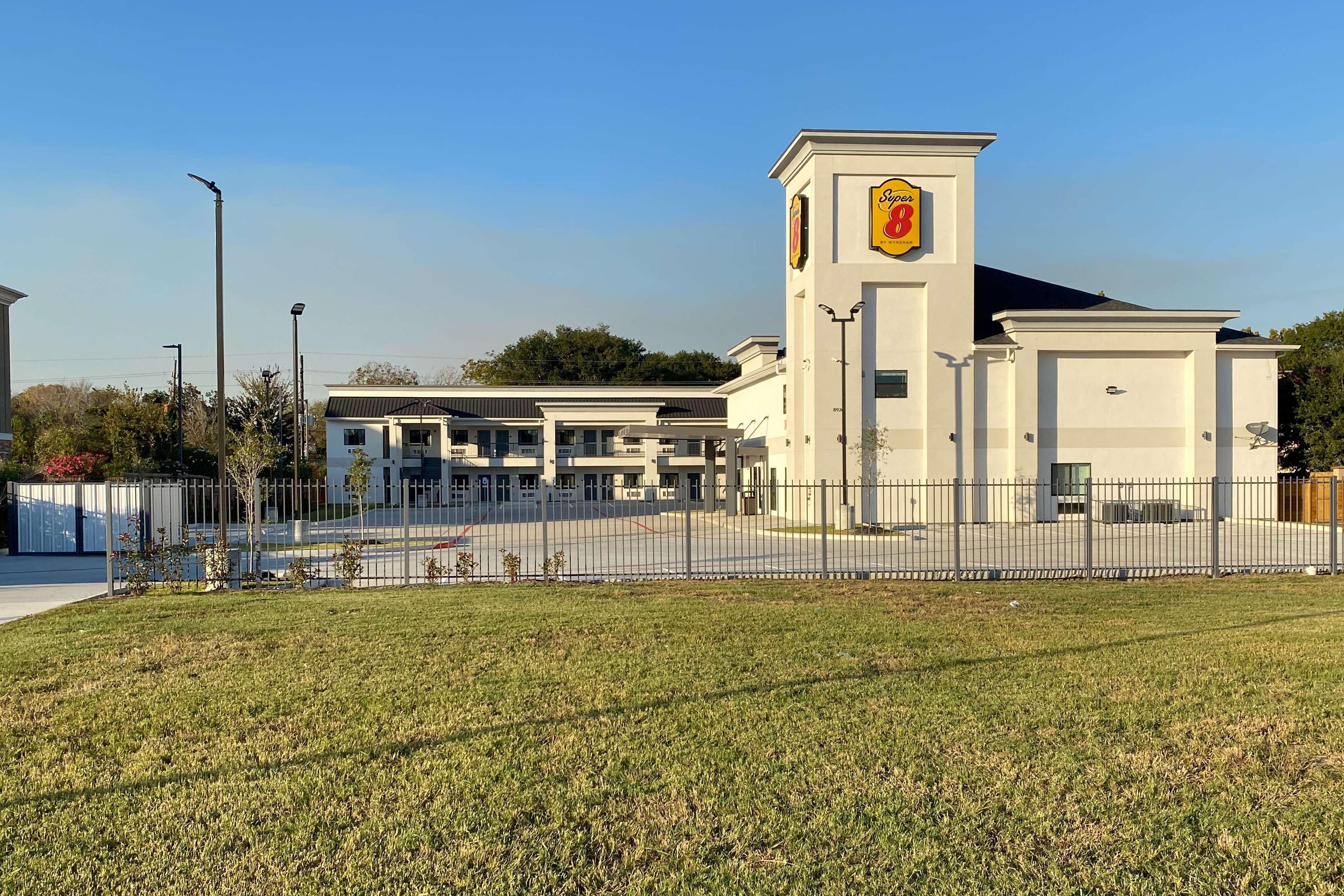 מלון Jersey Village Super 8 By Wyndham Houston Nw Beltway 8-West Rd מראה חיצוני תמונה